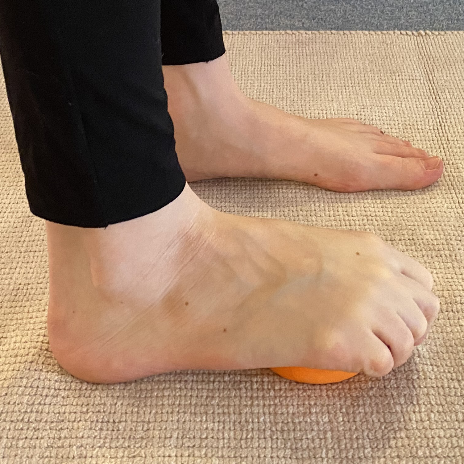 Massaggio del piede su pallina su tappetino